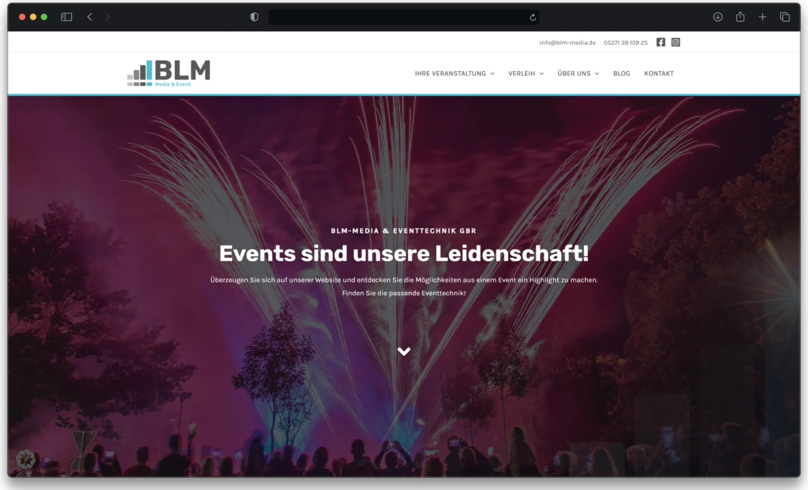 Landingpage Veranstaltungstechnik - Startseite von BLM Media am Rechner mit Bildern von echten Veranstaltungen
