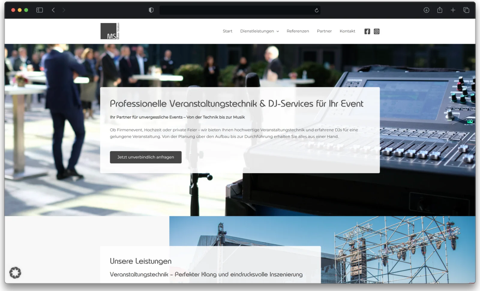 Website für DJ-Service - Startseite von The Music-Station am Rechner